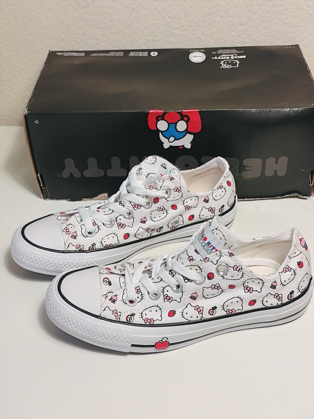 Converse x Hello Kitty Chuck Taylor All Star Ox Low Top White Women’s Size 6 new